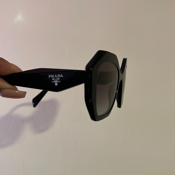 Prada (Sunglasses) - Picture 1 of 2